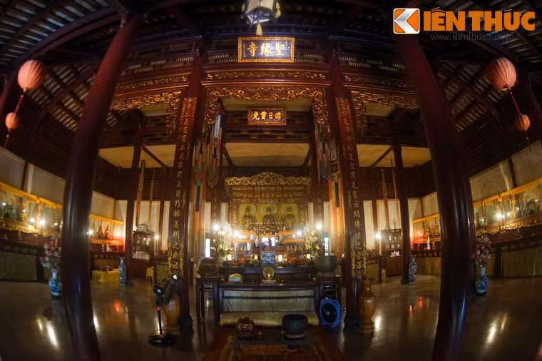 Trong chính điện có ba án thờ và hai án tòng sự thờ Phật Tam Thế, Quan Âm, 18 vị La Hán… Đặc biệt, tượng 18 vị La Hán có đầu bằng đồng.