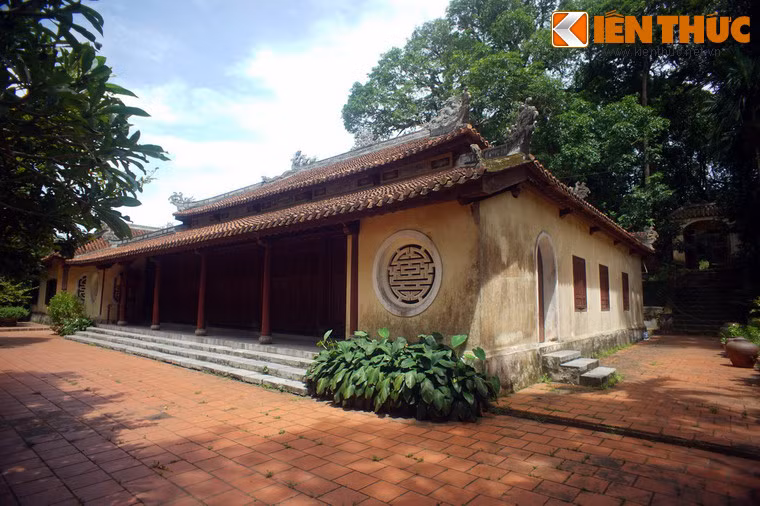 Chính điện của chùa năm gian hai chái với la thành bao quanh.