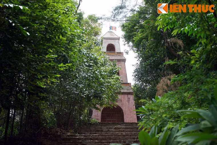 Từ Đại Từ Các tiếp tục đi lên sẽ đến Tháp Điều Ngự ở đỉnh núi.