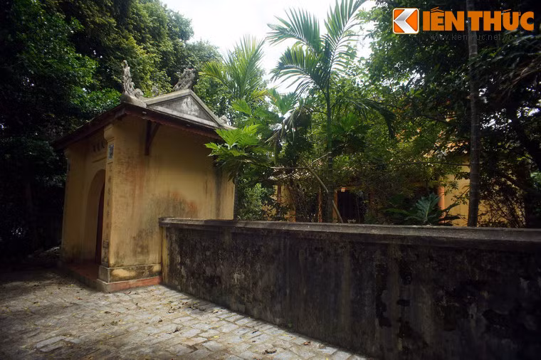 Đây là một khu nhà cấu trúc ba gian có nghi môn và la thành bao quanh, bên trong thờ Phật và Bồ tát.