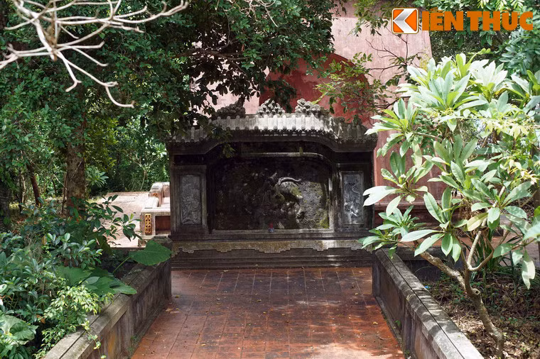 Trước đình có bình phong long mã, xung quanh có la thành.