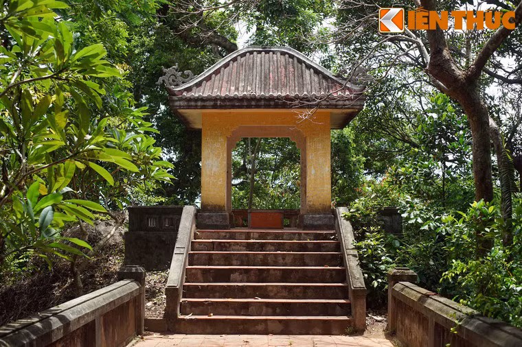 Sau tháp có một ngôi đình nhỏ, gọi là đình Tiến Sảng.