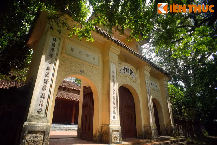 Tuyet dep ngoi chua nam giua nui va bien xu Hue