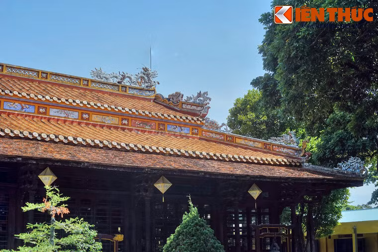 Tòa điện này vốn là chính điện của cung Bảo Định, được xây dựng năm 1845, thời vua Thiệu Trị (1841-1847), tại bờ Bắc sông Ngự Hà (phường Tây Lộc của TP Huế ngày nay) để làm nơi nghỉ lại của nhà vua sau khi tiến hành lễ cày ruộng Tịch Điền - lễ mở đầu cho vụ mùa mới tổ chức đầu xuân.