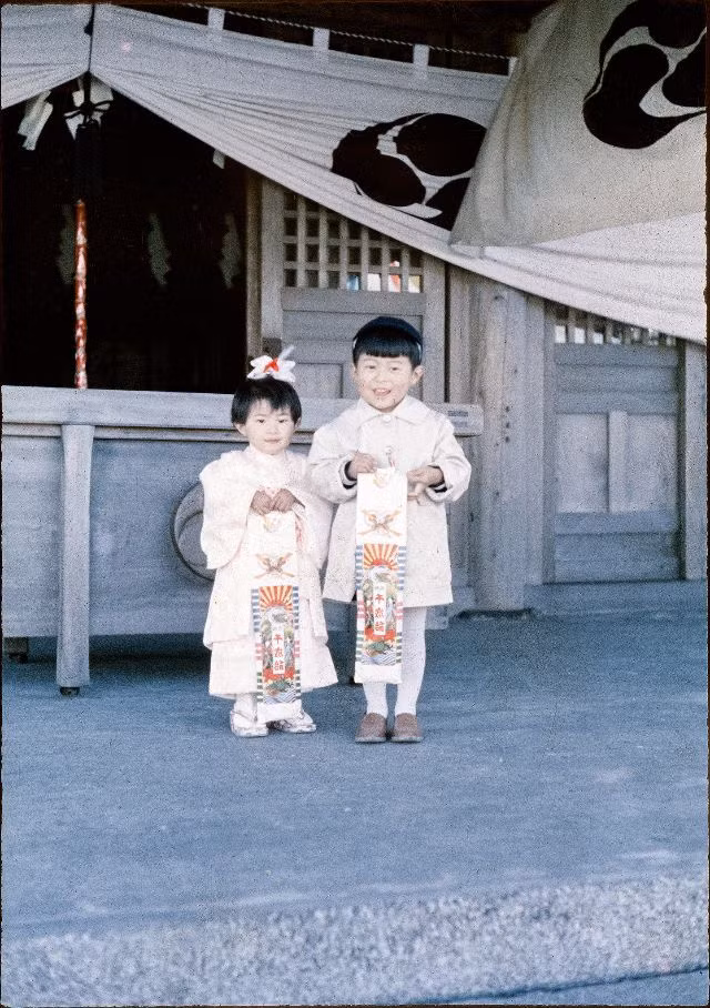 Hai anh em trong trang phục lễ hội truyền thống của người Nhật. Ảnh: Vintage Japan-esque.