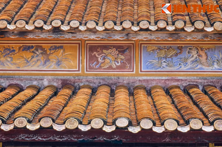 Dải cổ diêm giữa hai tầng mái được trang trí bằng những bức tranh sinh động.
