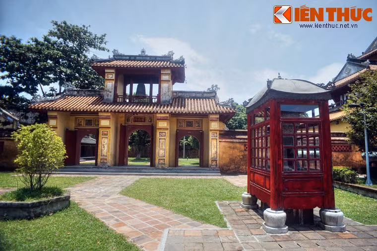 Hai bên sân lại có một đôi kỳ lân bằng đồng đứng trong thiết đình.