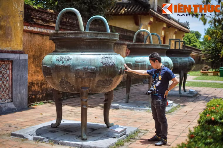 Cửu Đỉnh được đặt theo một hàng ngang, đối diện với Thế Tổ Miếu, ứng với án thờ của các vua nhà Nguyễn trong ngôi miếu này. Mỗi đỉnh có một tên riêng ứng với một thụy hiệu của mỗi vị hoàng đế triều Nguyễn.