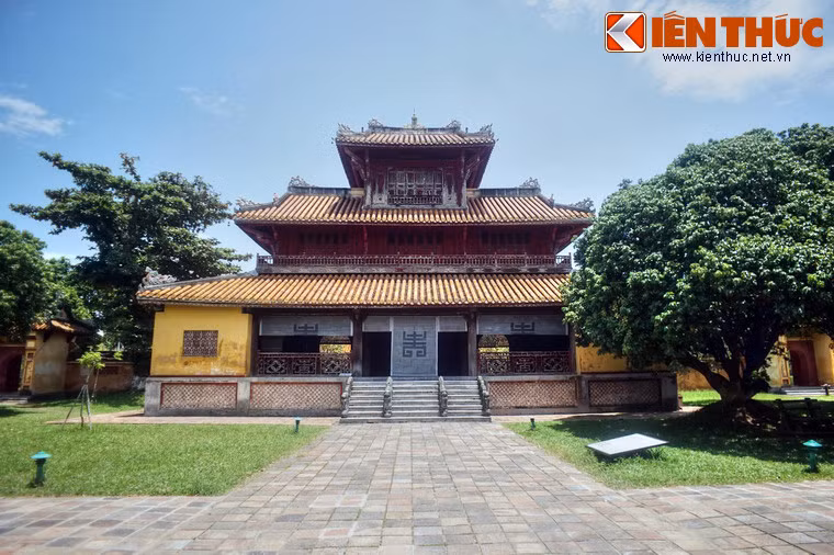 Sau Miếu Môn là Hiển Lâm Các, một công trình ba tầng được xem là đài kỷ niệm ghi nhớ công tích của các vua nhà Nguyễn và các quan đại thần có công lớn của triều đại. Cao 17m, Hiển Lâm Các là công trình kiến trúc cao nhất Hoàng thành.