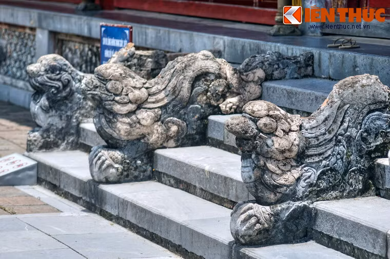 Hình tượng rồng ở các bậc cấp của Thế Tổ Miếu.