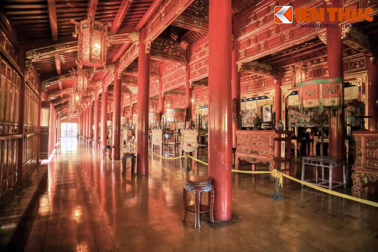 Trước năm 1958, miếu chỉ có 7 án thờ của các vua Gia Long, Minh Mạng, Thiệu Trị, Tự Đức, Kiến Phúc, Đồng Khánh và Khải Định, do theo định chế, các vị vua bị coi là "xuất đế" và "phế đế" không được thờ. Đến năm 1958, ba vị vua chống Pháp là Hàm Nghi, Thành Thái và Duy Tân mới được thờ.