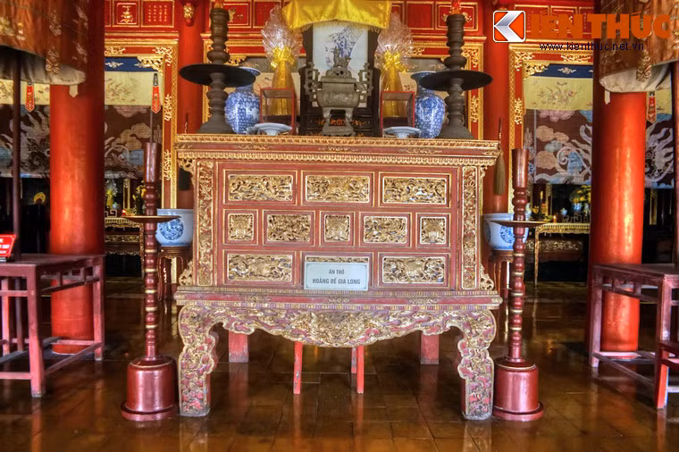 Bên trong miếu, án thờ vua Gia Long và hai Hoàng hậu của ông đặt ở gian giữa. Hai bên là án thờ của các vị vua còn lại, được sắp đặt theo nguyên tắc "tả chiêu, hữu mục" (bên trái trước, bên phải sau, lần lượt theo thời gian).