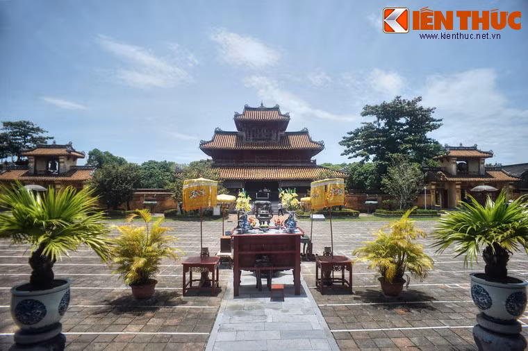 Phía trước Thế Tổ Miếu là một sân rộng lát gạch Bát Tràng. Trên sân đặt một hàng 14 chiếc đôn đá, bên trên đặt các chậu sứ trồng hoa, cây cảnh.