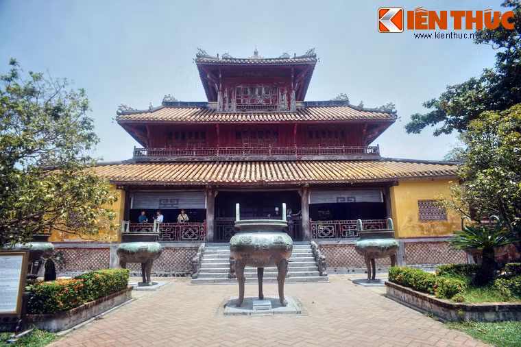 Cuối sân là bộ Cửu Đỉnh nằm sát Hiển Lâm Các. Đây là 9 chiếc đỉnh bằng đồng được vua Minh Mạng ra lệnh đúc vào mùa đông năm 1835 và khánh thành vào ngày 1/3/1837 để xác định quyền uy của triều đại.