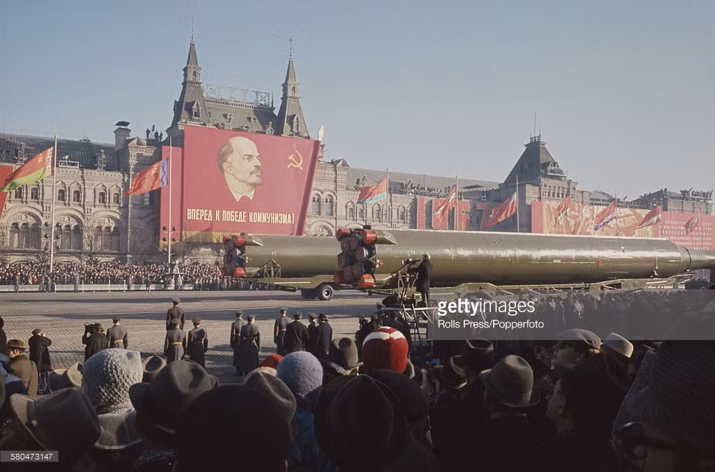 Các đơn vị tên lửa diễu hành qua bức chân dung của lãnh tụ Lê-nin. Ảnh: Getty.