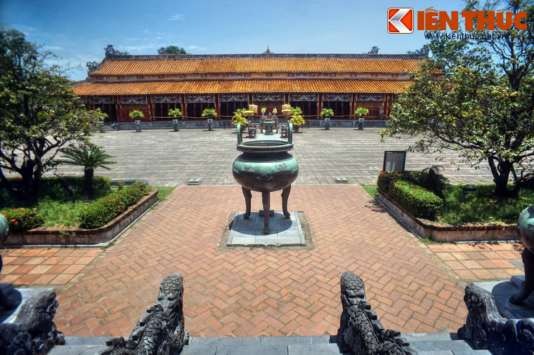 Tòa Thế Tổ Miếu nằm sau Hiển Lâm Các và Cửu Đỉnh, là một công trình kiến trúc gỗ rất lớn được xây theo lối "trùng thiềm điệp ốc", gồm hai tòa nhà nối tiếp nhau đặt trên nền cao gần 1 mét. Bình diện mặt nền hình chữ nhật, diện tích 1500 mét vuông.