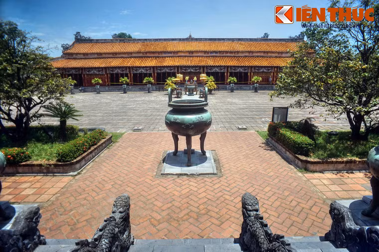 Tòa Thế Tổ Miếu nằm sau Hiển Lâm Các và Cửu Đỉnh, là một công trình kiến trúc gỗ rất lớn được xây theo lối "trùng thiềm điệp ốc", gồm hai tòa nhà nối tiếp nhau đặt trên nền cao gần 1 mét. Bình diện mặt nền hình chữ nhật, diện tích 1500 mét vuông.