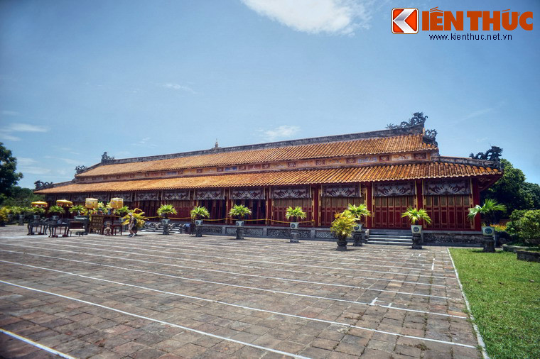 2. Nằm ở góc Tây Nam Hoàng thành Huế, Thế Tổ Miếu là nơi thờ các vị vua triều Nguyễn. Đây là ngôi miếu lớn và quan trọng nhất của kinh thành Huế xưa. Đây cũng là một công trình gắn với con số 9 của Cố đô Huế, có liên quan trực tiếp đến bộ Cửu Đỉnh.