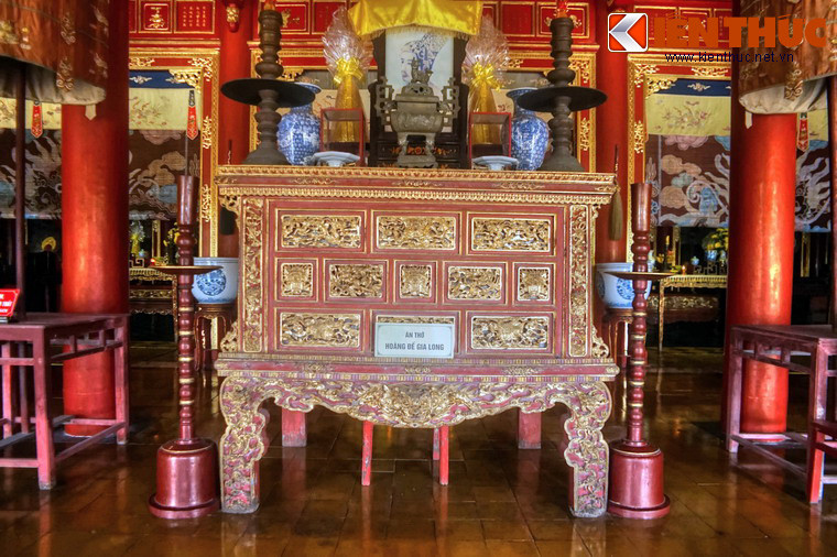 Trong 9 gian thờ, án thờ vua Gia Long và hai Hoàng hậu của ông đặt ở gian giữa. Hai bên là án thờ của các vị vua còn lại, được sắp đặt theo nguyên tắc "tả chiêu, hữu mục" (bên trái trước, bên phải sau, lần lượt theo thời gian)...