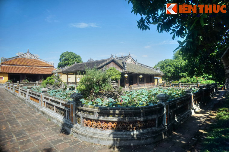 Nằm ở phía Đông của Diên Thọ chính điện là tạ Trường Du, một nhà thủy tạ được dựng vào năm 1849 trong lần đại tu cung Gia Thọ, chuẩn bị cho lễ Tứ tuần đại khánh tiết của Hoàng thái hậu Từ Dụ. Đây là một trong bốn nhà tạ cổ xưa còn lại của kinh thành Huế.