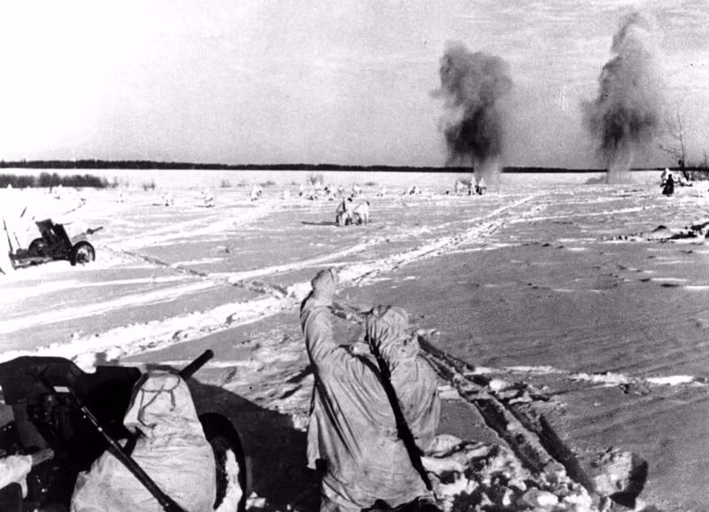 Hồng quân Liên Xô tác chiến trên chiến trường phủ tuyết, mặt trận Xô - Đức tháng 3/3/1943. Ảnh: Vintag.es.