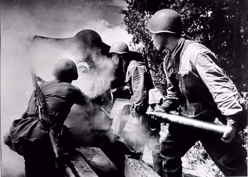 Pháo thủ Xô viết tác chiến trong cuộc Chiến tranh Vệ quốc năm 1941. Ảnh: Vintag.es.