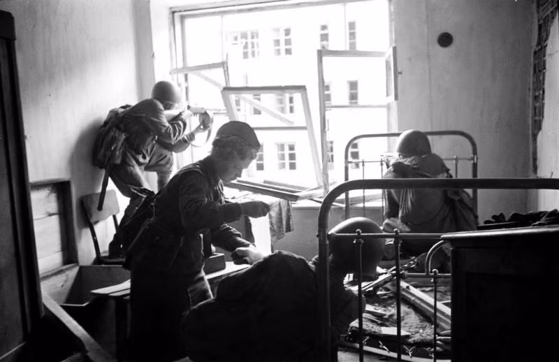 Nữ y tá Liên Xô chăm sóc binh sĩ bị thương trong một tòa nhà đổ nát ở trận Voronezh lần thứ nhất, tháng 7/1942. Ảnh: Vintag.es.