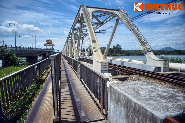 Cả hai cây cầu này đều có lối nhỏ hai chiều nằm ở một bên dành cho người đi xe hai bánh.