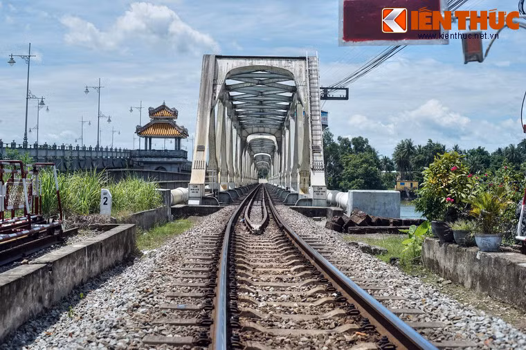 Trên thực tế, đây là hai cây cầu mang tên Bạch Hổ và Dã Viên, có kết cấu bằng thép giống nhau, được xây dựng khi tuyến đường sắt Huế – Quảng Trị được thiết lập năm 1908.