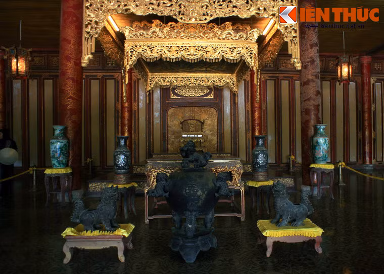Phía trên ngai vàng có bửu tán thếp vàng và pháp lam lộng lẫy. Phía sau ngai vàng là một hệ thống đố bản ngăn cách với phía sau, có các cửa đi ở giữa và hai bên.