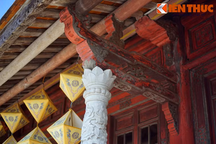 Hệ thống vì kèo của nhà trước được làm kiểu “chồng rường – giả thủ”, nhà sau được làm theo kiểu “vì kèo cánh ác” đơn giản hơn. Ngoài việc có vai trò kết cấu đỡ toàn bộ hệ mái ngói thì hệ vì kèo này được chạm trổ rất tinh xảo, có ý nghĩa quan trọng trong việc tạo nên giá trị thẩm mỹ của công trình