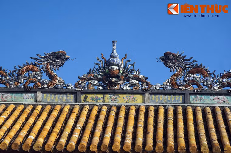 Trên mái, rồng được đắp ở đỉnh mái, trên bờ nóc, bờ quyết của các tầng mái với nghệ thuật khảm sành sứ rất đặc trưng của kiến trúc cung đình Huế.