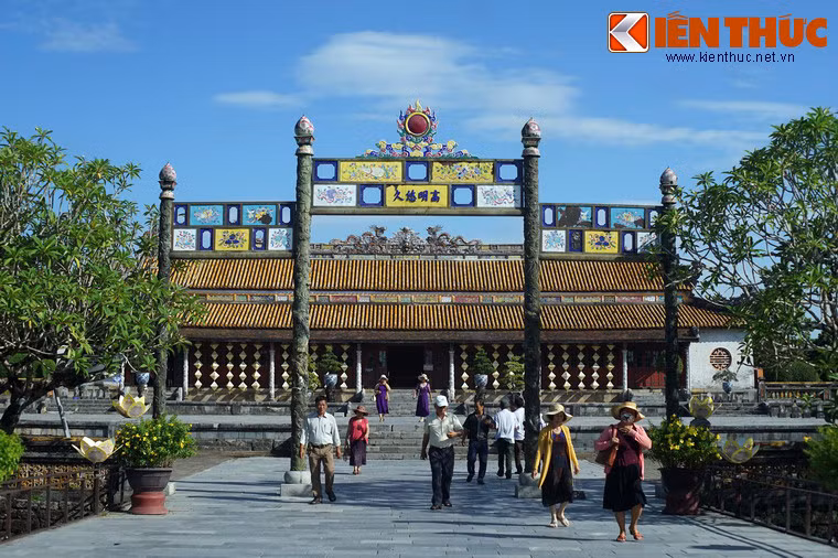 Cung điện có tầm quan trọng đặc biệt này là nơi đặt ngai vàng của nhà Nguyễn, đồng thời là chứng tích ghi dấu sự đăng quang của 13 vị vua triều Nguyễn, từ Gia Long đến Bảo Đại.