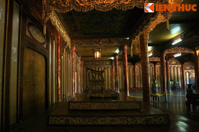Trung tâm của chính điện là ngai vàng của các vua nhà Nguyễn, được đặt trên bục gỗ ba tầng, chạm trổ hình rồng rất cầu kỳ.