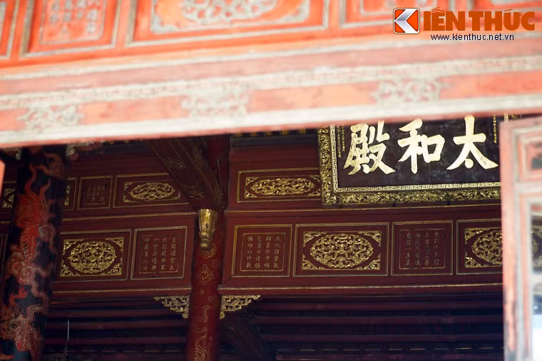 Lối trang trí này cũng có trong nội thất điện, nhưng khác ở chỗ là thay vì các hình vẽ khác nhau giữa các ô đề thơ, là các hình trang trí hoa văn lặp lại.