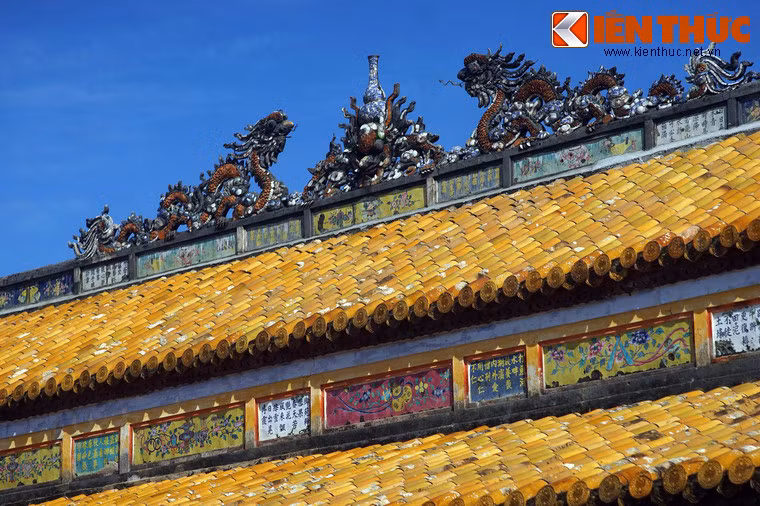 Bờ nóc trên đỉnh mái và khoảng ngăn cách giữa mái thượng và mái hạ - gọi là dải cổ diêm được chia ra nhiều ô hộc trang trí những hình vẽ và thơ văn.