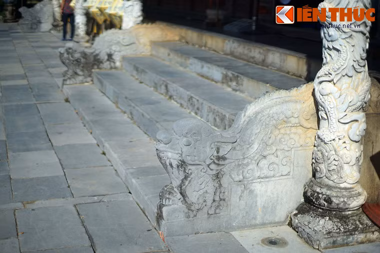 Hình rồng được thể hiện trên nhiều vị trí bằng nhiều chất liệu, với nhiều tư thế, hình dáng, nhiều góc độ. Từ bên sân Đại Triều Nghi cho tới thềm điện, rồng chầu được chạm khắc trên những lan can bậc đá, được chạm quấn xung quanh cột hiên.