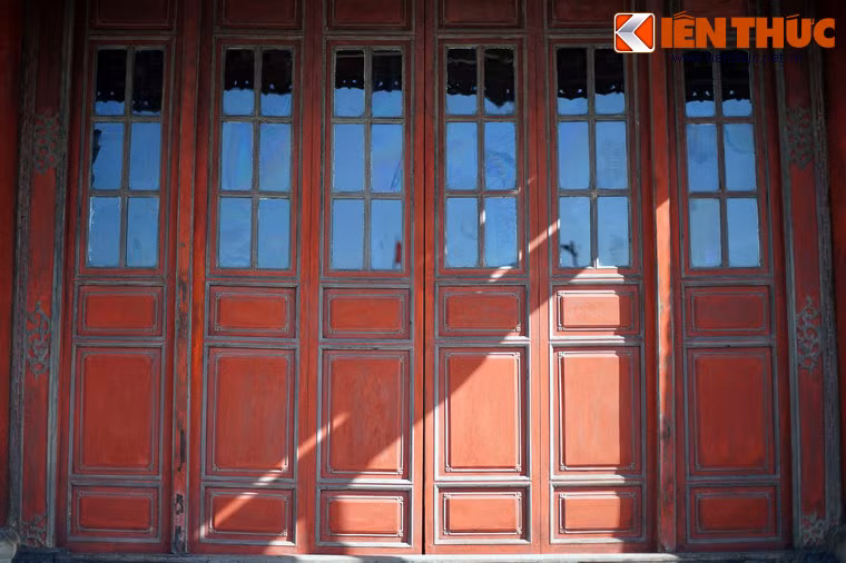 Năm 1833, vua Minh Mạng khi quy hoạch lại hệ thống kiến trúc cung đình ở Đại Nội đã cho dời điện về mé Nam và làm lại đồ sộ và lộng lẫy hơn. Năm 1923, điện Thái Hòa được "đại gia trùng kiến" dưới thời vua Khải Định để chuẩn bị cho lễ Tứ tuần Đại khánh tiết của nhà vua (mừng nhà vua tròn 40 tuổi) năm 1924.