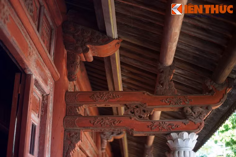 Rồng cũng được cách điệu trên những con sơn gỗ của hệ kết cấu đỡ mái hiên.