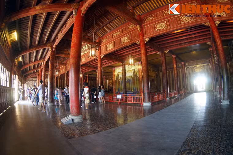 Nội thất điện Thái Hòa rộng thênh thang, được sơn son thếp vàng lộng lẫy. 80 cột gỗ lim trong điện được sơn thếp và trang trí hình rồng vờn mây - một biểu tượng về sự gặp gỡ giữa hoàng đế và quần thần đúng như chức năng vốn có của ngôi điện.