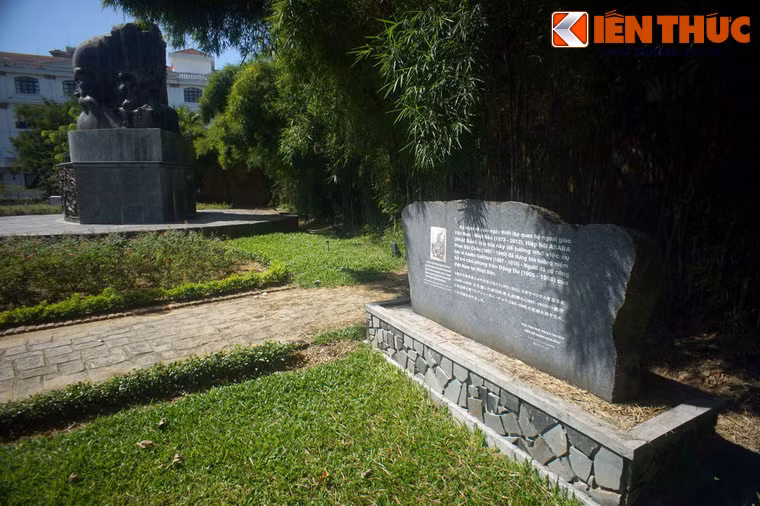 Vào năm 2013, nhân kỷ niệm 40 năm ngày thiết lập quan hệ ngoại giao Việt Nam - Nhật Bản, hiệp hội ASABA (Nhật bản) đã lập một tấm bia cạnh tượng đài để tưởng nhớ việc cụ Phan Bội Châu đã dựng bia tưởng niệm bác sĩ Asaba Sakitaro - người đã có công hỗ trợ cho phong trào Đông Du của người Việt do cụ Phan khởi xướng ở Nhật Bản.