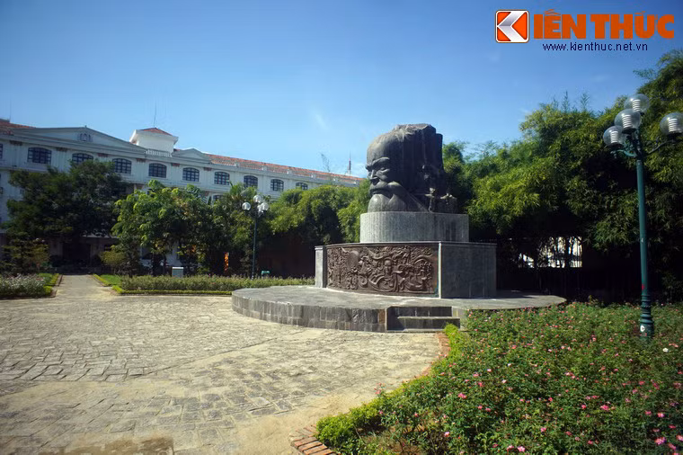 Trong khoảng 15 năm, tượng cụ Phan đã hoàn chỉnh và đặt trang trọng tại vườn nhà cụ Phan. Nhưng không gian chật hẹp ở nơi đây không chứa nổi quy mô của một bức tượng đồng quá lớn. Đến ngày 25/3/2012, bức tượng được đưa về đặt tại điểm xanh 19 đường Lê Lợi. Điều này cũng phù hợp với ý nguyện của những người khởi xướng việc đúc tượng.