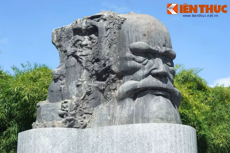 Lê Thành Nhơn đã hoàn thành bản thiết kế tượng trong năm 1973 và bắt tay thực hiện ngay ở một xưởng tại Phường Đúc. Theo đồ án, tượng cụ Phan Bội Châu được làm từ 12 mảnh đúc đồng và khi ghép lại tượng cao 4,5 m, rộng 3,5m và dày 2,5m, nặng khoảng 7 tấn.