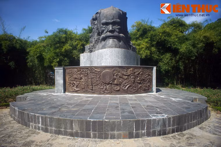 Cuộc vận động đúc tượng cụ Phan khi đó đã đồng hành cùng phong trào đấu tranh đòi chế độ Sài Gòn thi hành hiệp định Paris, chống sự lệ thuộc vào Mỹ, đòi thành lập một chính phủ hòa hợp dân tộc. Vị trí đặt tượng mà những người tổ chức mong muốn là ở bên bờ sông Hương, bên trục đường Lê Lợi.