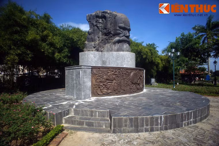 Việc đúc tượng cụ Phan đã được một số nhân sĩ trí thức yêu nước (họa sĩ Vinh Phối, họa sĩ Phan Đăng Trí, nhạc sĩ Trịnh Công Sơn, giáo sư Bửu Ý, giáo sư Trần Viết Ngạc…) khởi xướng vào năm 1973 nhằm duy trì và cổ vũ phong trào yêu nước.