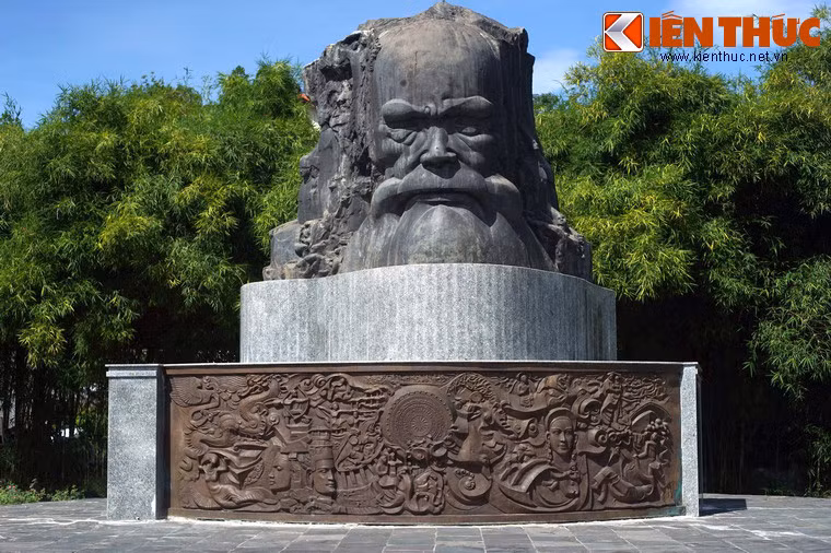 Biểu cảm khuôn mặt tượng bộc lộ nhiệt huyết, khí chất khẳng khái của một nhà ái quốc. Bên phải tượng là phù điêu diễn tả cuộc đấu tranh của dân chúng, mặt bên trái tượng miêu tả ước vọng cảnh sống thanh bình. Đây là pho tượng lớn nhất ở Huế từ trước tới nay.