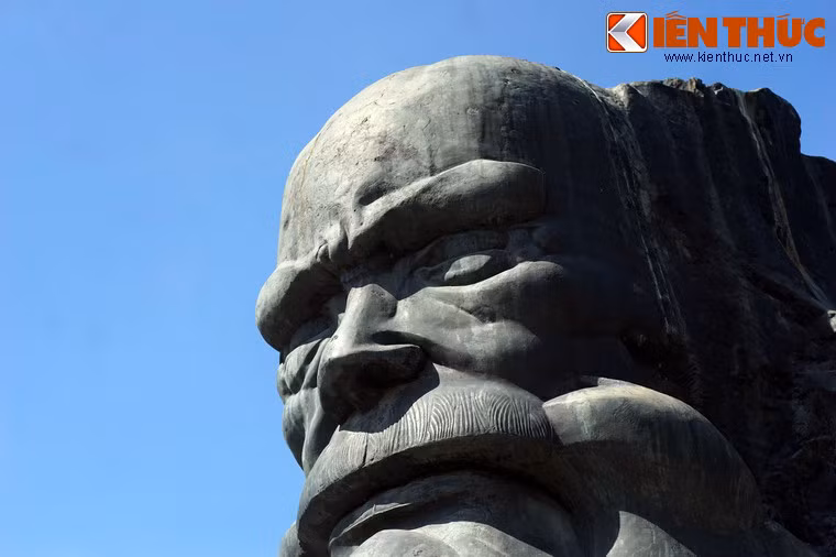 Vào ngày 5/4/2012, tượng đài cụ Phan Bội Châu tại Huế chính thức được khánh thành giai đoạn 1. Việc di dời và đặt tượng cụ Phan tại vị trí mới nhằm phát huy giá trị tác phẩm, đồng thời khẳng định vai trò và đóng góp của chí sĩ yêu nước Phan Bội Châu, sự kính trọng về một con người đã sống hết mình cho sự nghiệp đấu tranh và giải phóng quê hương, đất nước. Theo đánh giá của giới chuyên môn, tượng cụ Phan Bội Châu ở Huế hiện là bức tượng đầu có kích cỡ lớn nhất Đông Nam Á, có giá trị về mặt văn hóa, nghệ thuật. Tượng đã được xem là một bộ phận vùng quần thể di sản văn hóa cần được bảo tồn tại Huế dưới sự bảo tồn của UNESCO.