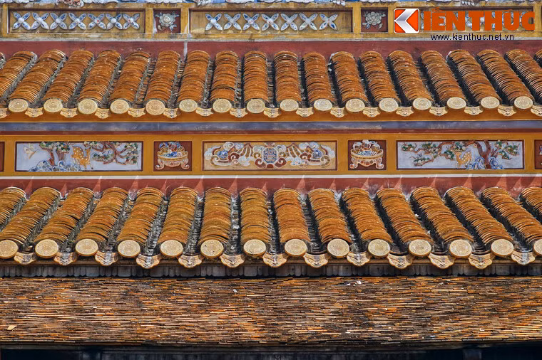 Khi kinh thành Huế thất thủ năm 1885, quân Pháp tràn vào ngôi điện, làm mất đi sự tôn nghiêm của một nơi thờ phụng. Sau biến cố này, bài vị của vua Thiệu Trị được đưa vào thờ tại điện Phụng Tiên bên trong Hoàng thành.