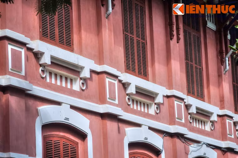Các tòa nhà trong trường đều được quét vôi màu hồng, đồng màu với trường Quốc học Huế ở kế bên.