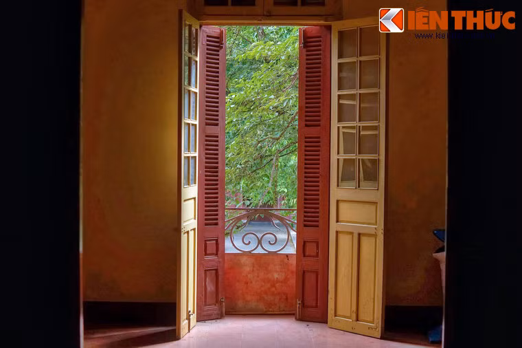 Sau ngày thống nhất đất nước, trường được mang tên Trường cấp III Trưng Trắc.Từ năm 1981 đến nay, trường được đổi tên thành Trường THPT Hai Bà Trưng. Giai đoạn này, trường mở cửa cho cả học sinh nam và nữ.